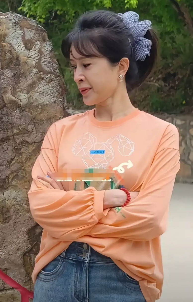 朋友出去玩偶遇明星说这是金巧巧我的妈呀！这是吗？好像她不长这样啊？我不确定