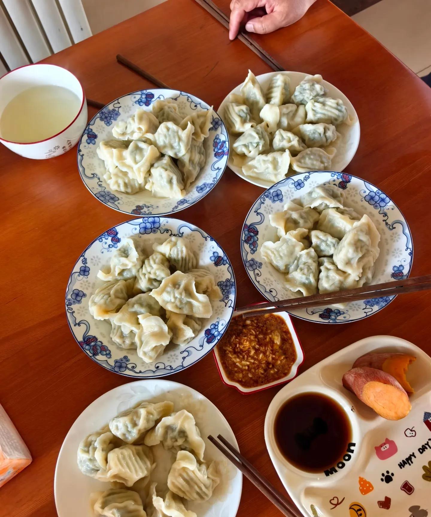 来朋友家吃饭，只有饺子没有菜，太寒酸了吧