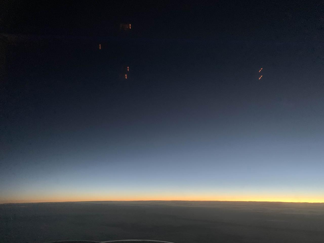 谁有手机拍摄的夕阳原图发出来天边的那一抹阳光。