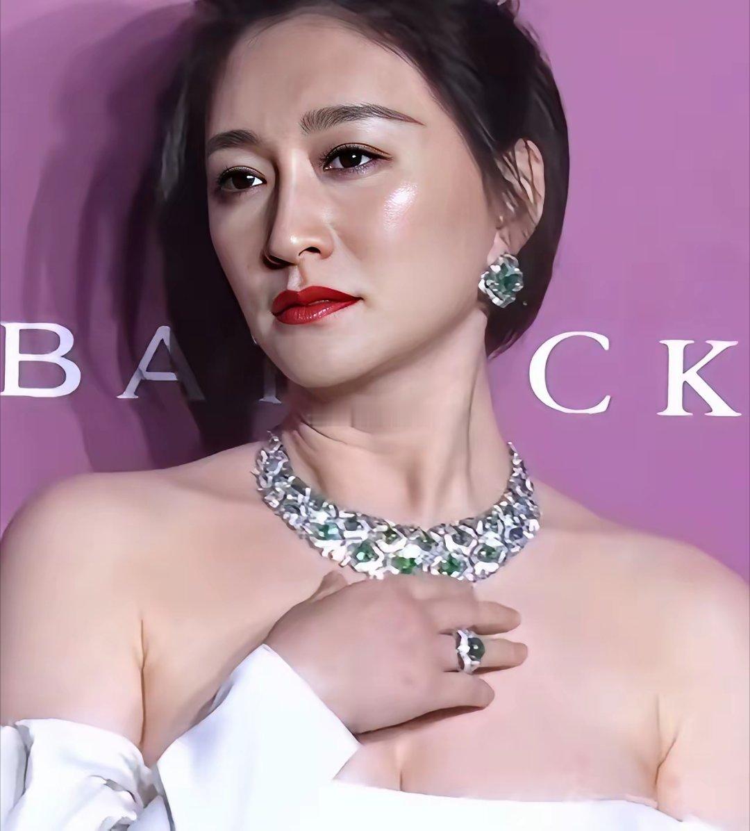 女神还是老了身材那么好皮肤上纹竟然那么多