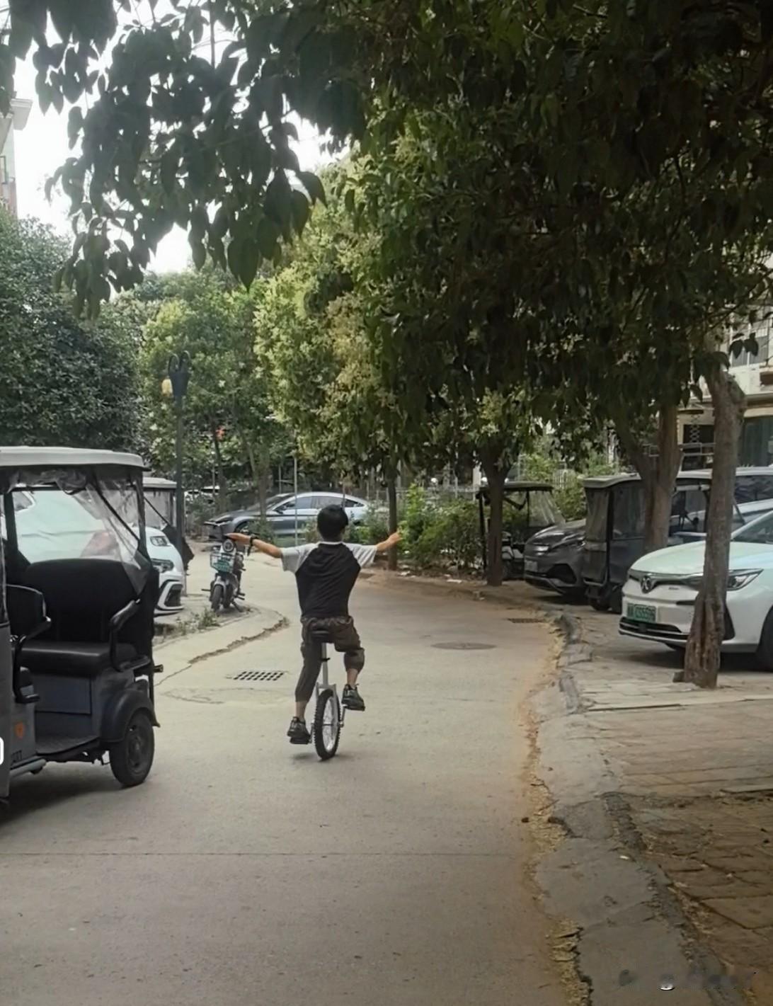 我们目前住的小区是老旧小区，房价很低，但邻居素质都很高，相处和睦。就拿我们这