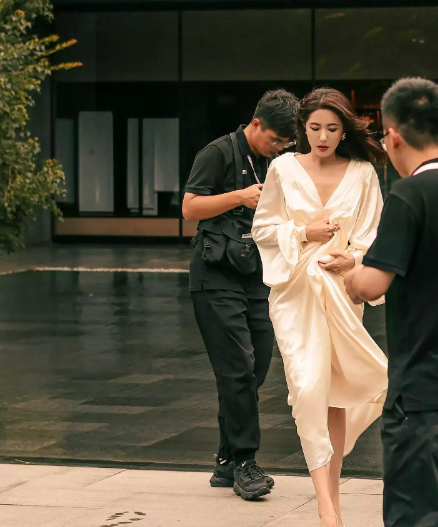 她人长的特别温柔贤惠又大方得体，曾经被她同班的同学们誉为中戏最美的一个校花。