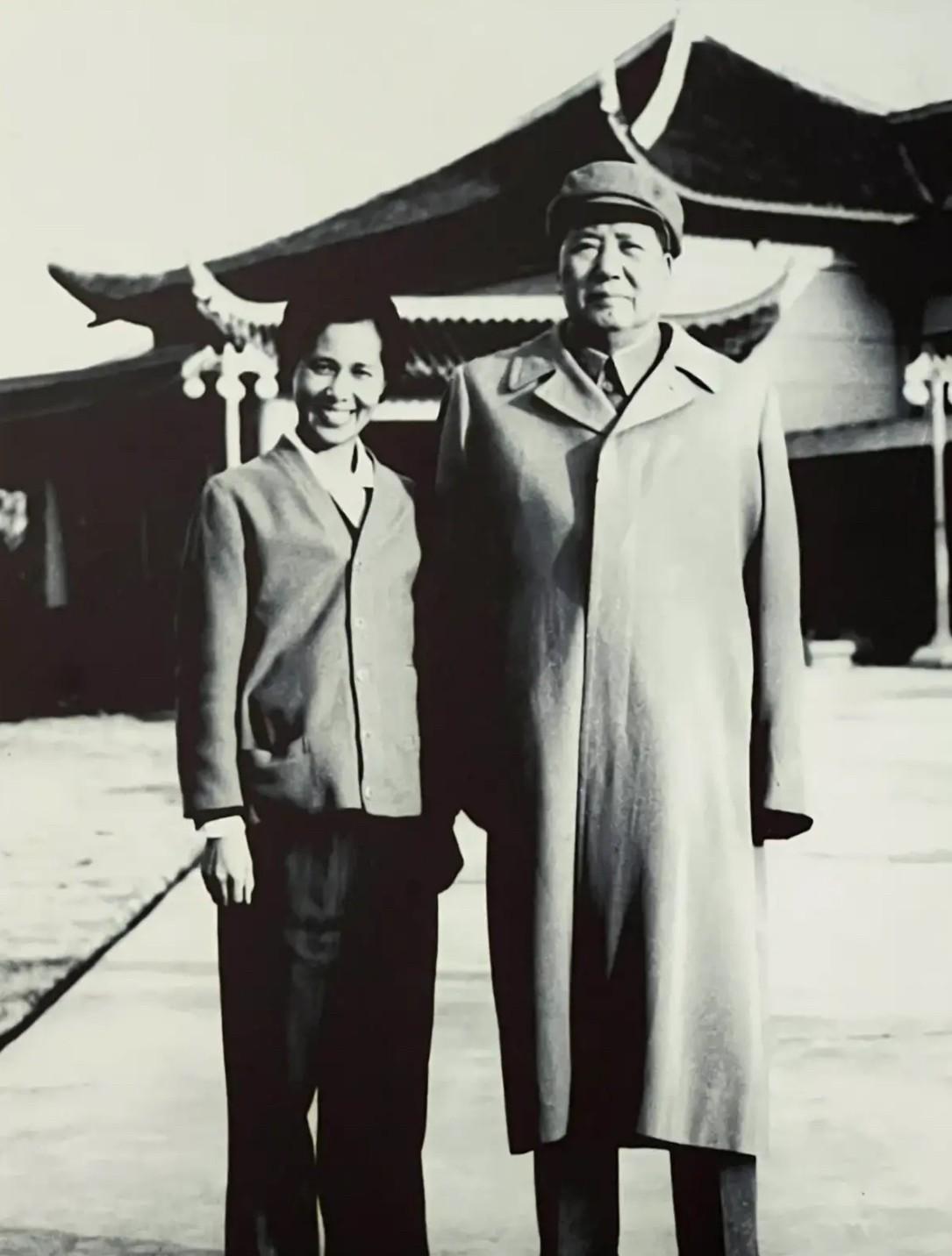 1961年，毛泽东主席在杭州西湖刘庄（今西湖国宾馆）与摄影师侯波的合影。侯波自1