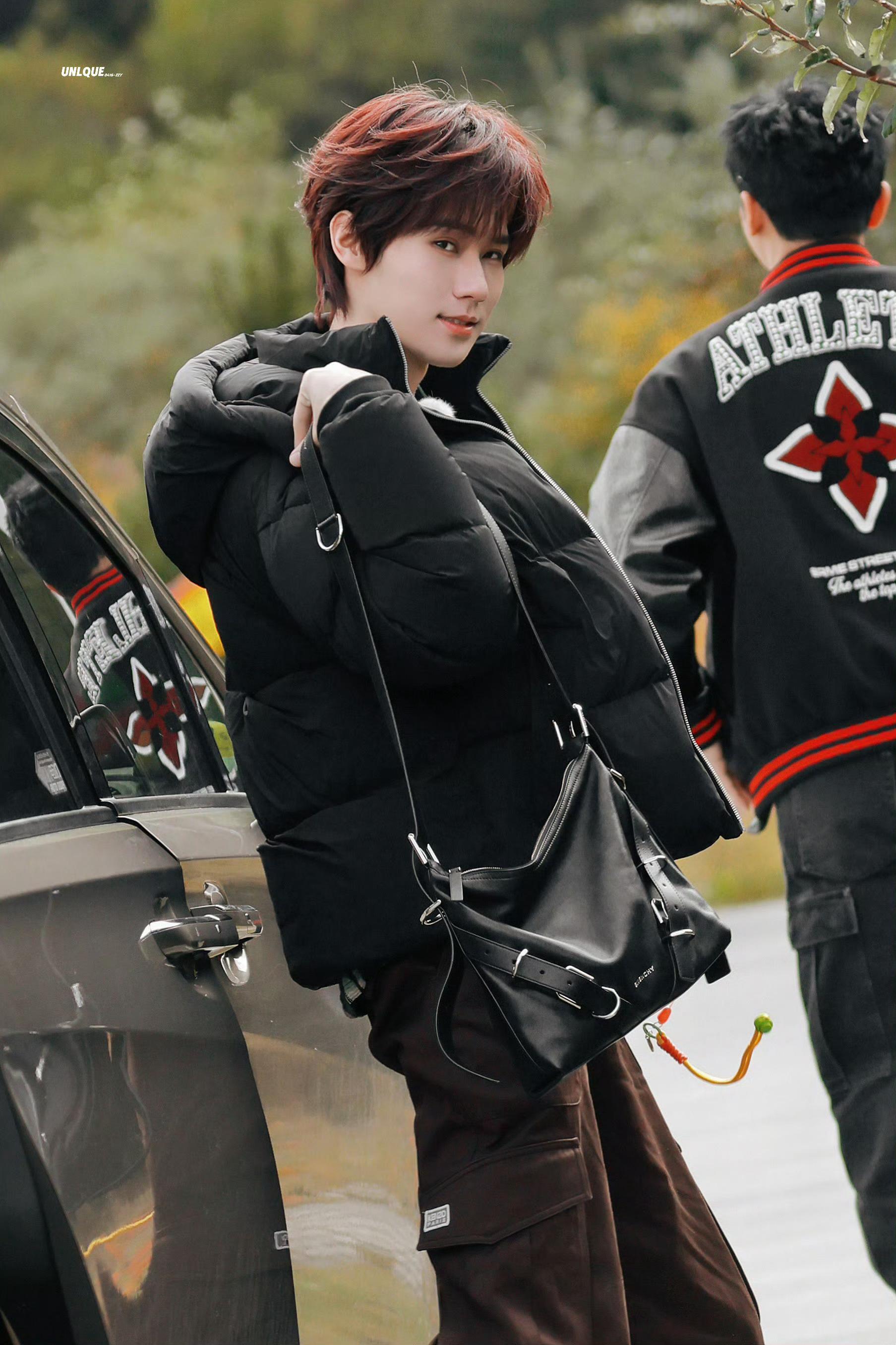 张真源奔跑吧西藏路透张真源《奔跑吧》西藏上班录制路透红发羽绒服look这