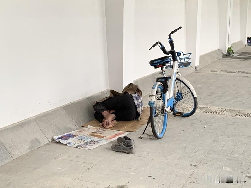 西雅图这位程序员的坠落堪称触目惊心：年薪45万的顶层收入，却扛着1.2万房贷、3