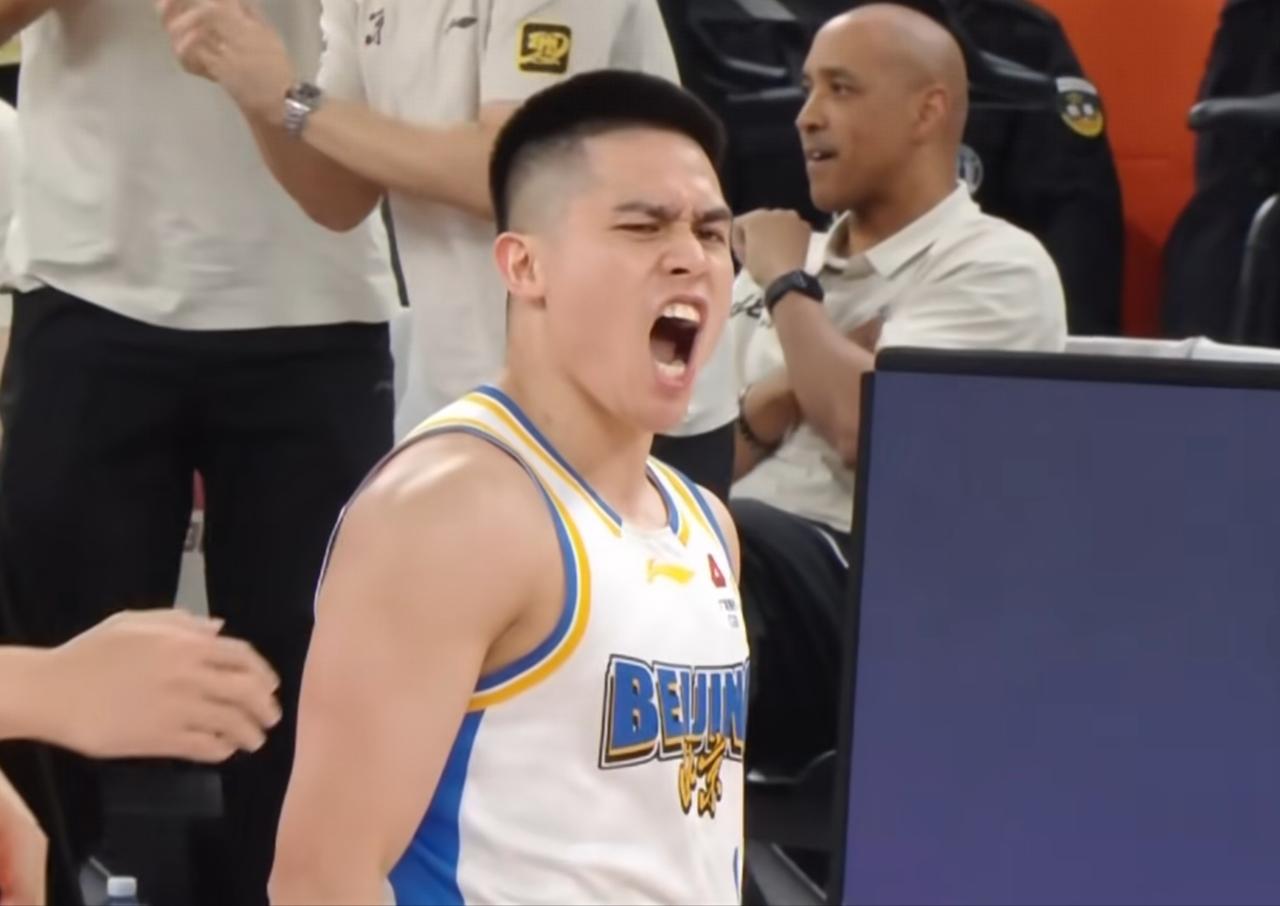 CBA季后赛上海主场88：99负于了北京，大比分打成了1：1。看完全场，三个感受