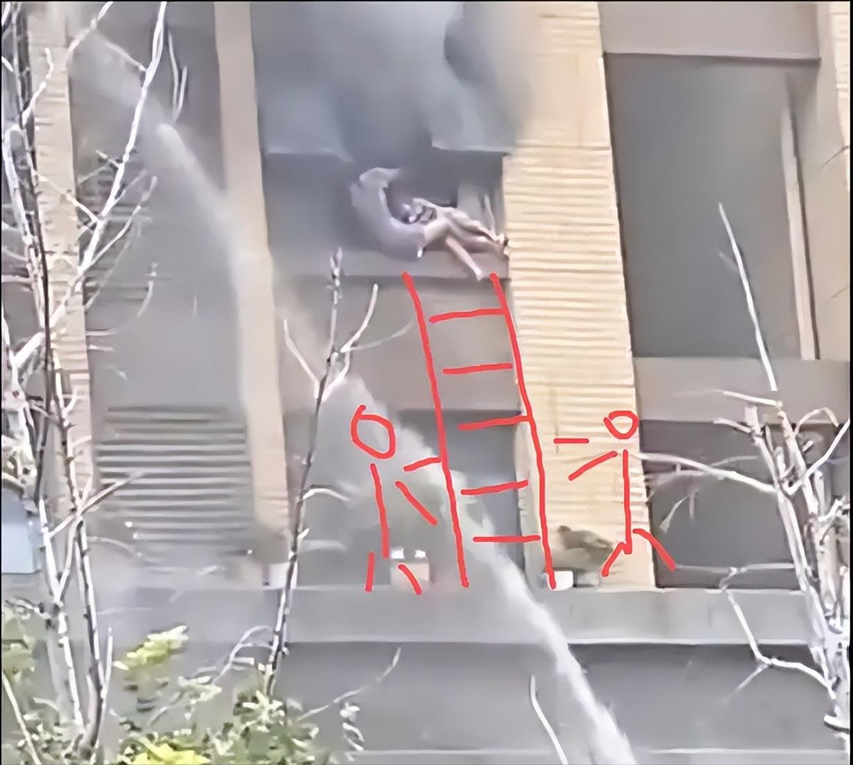 连云港火灾的母女，看视频真的让人揪心。这个高度在农村分分钟都能找来梯子。城市里不