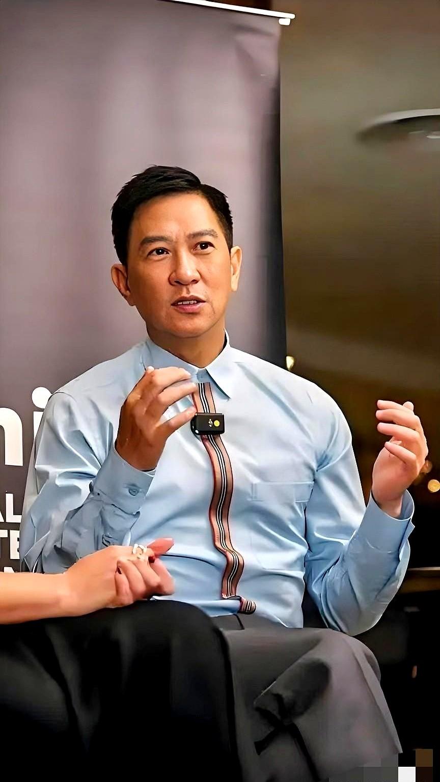 张家辉零绯闻，真不是怕老婆。人家那叫精明。想想当年，关咏荷是当家花旦，他啥也