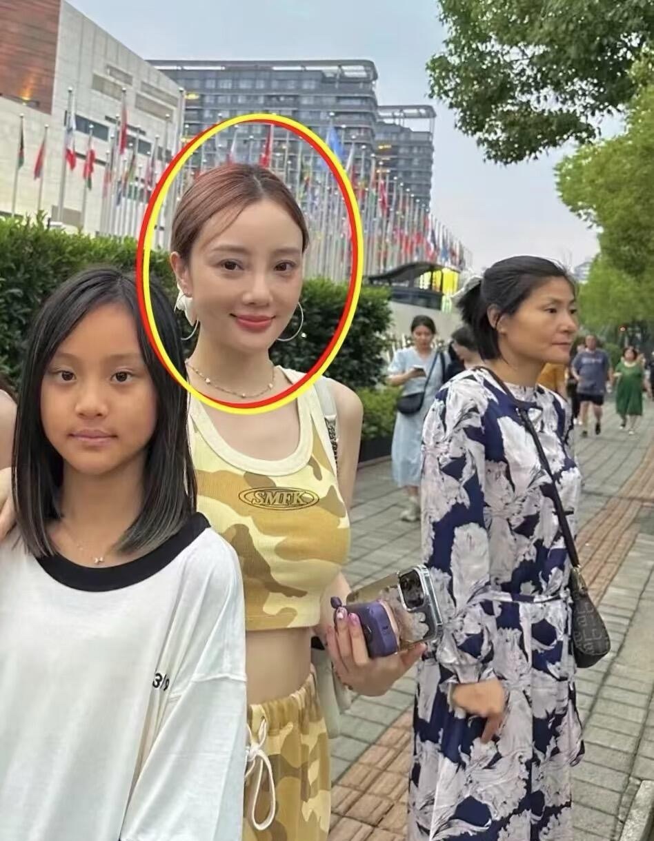 忽然不理解贾乃亮了…本人比照片还美啊，妆容加上精致的五官还有这看不到发缝的头发，