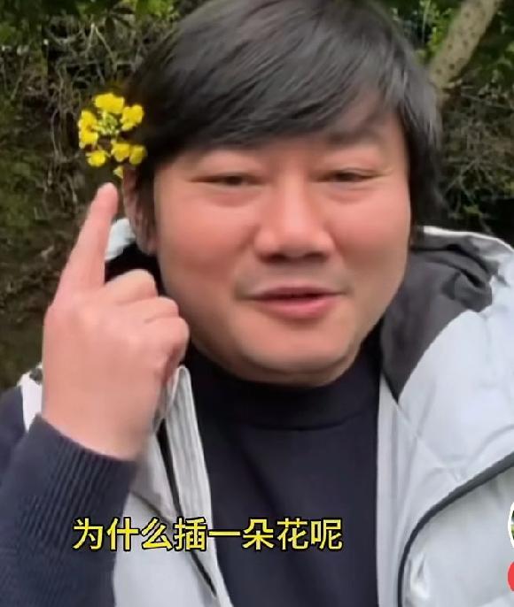 两年前张雪头插黄花，离开亲儿子一样的凯越，看得出张雪是强忍泪水，面露无奈心情复杂