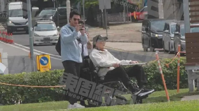 89岁谢贤坐轮椅逛公园，2位保姆细心照料，起身需要搀扶慢行！​​​