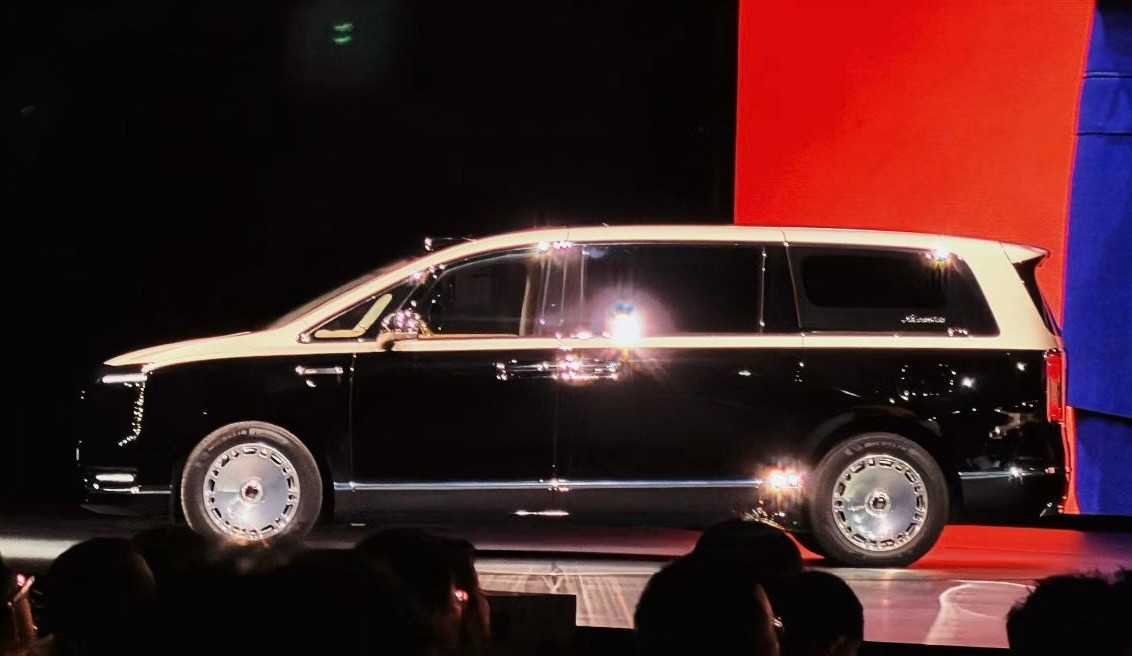 尊界V800全主动悬架碰撞前抬升尊界V800首款搭载800V全主动悬架MPV，面