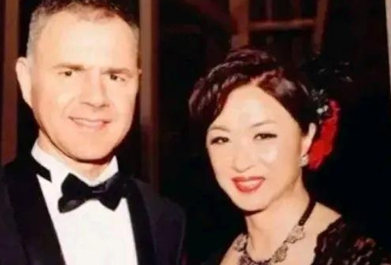 金星婚后第一次去德国婆家吃饭，婆婆一家人可开心了，可是金星半夜起来上厕所时，意外