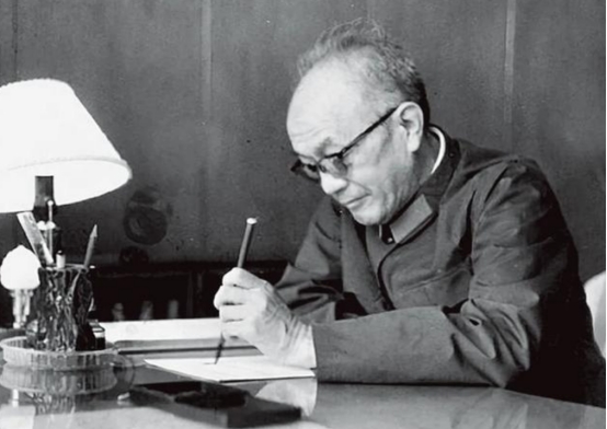 1981年，有人想要否定毛主席，胡乔木提议改称毛主席为毛泽东，黄克诚将军却觉得心