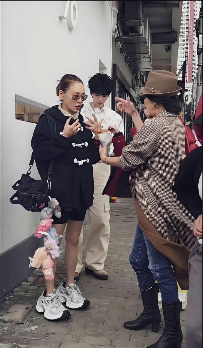 50多岁的宁静打扮的像20岁的少女，身上挂着个六七个拉布布，着装比年轻人还潮，心