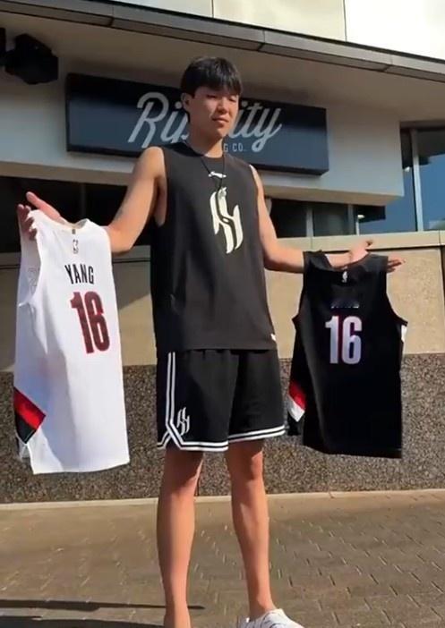 韩媒Chosunbiz发文谈到了杨瀚森，表示开拓者选择小杨不只为了中国市场。“通