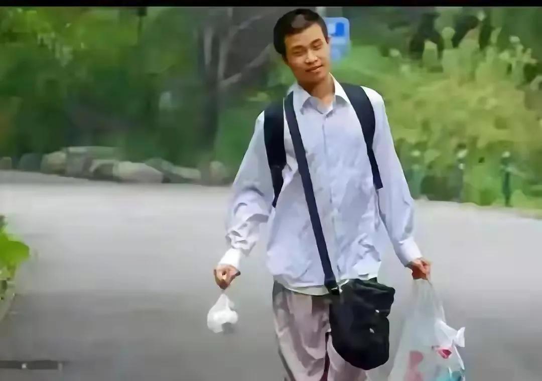 听说北大领导约谈了韦东奕家属，特别是他表哥韦晶洲，禁止他们利用韦神营销盈利。因为