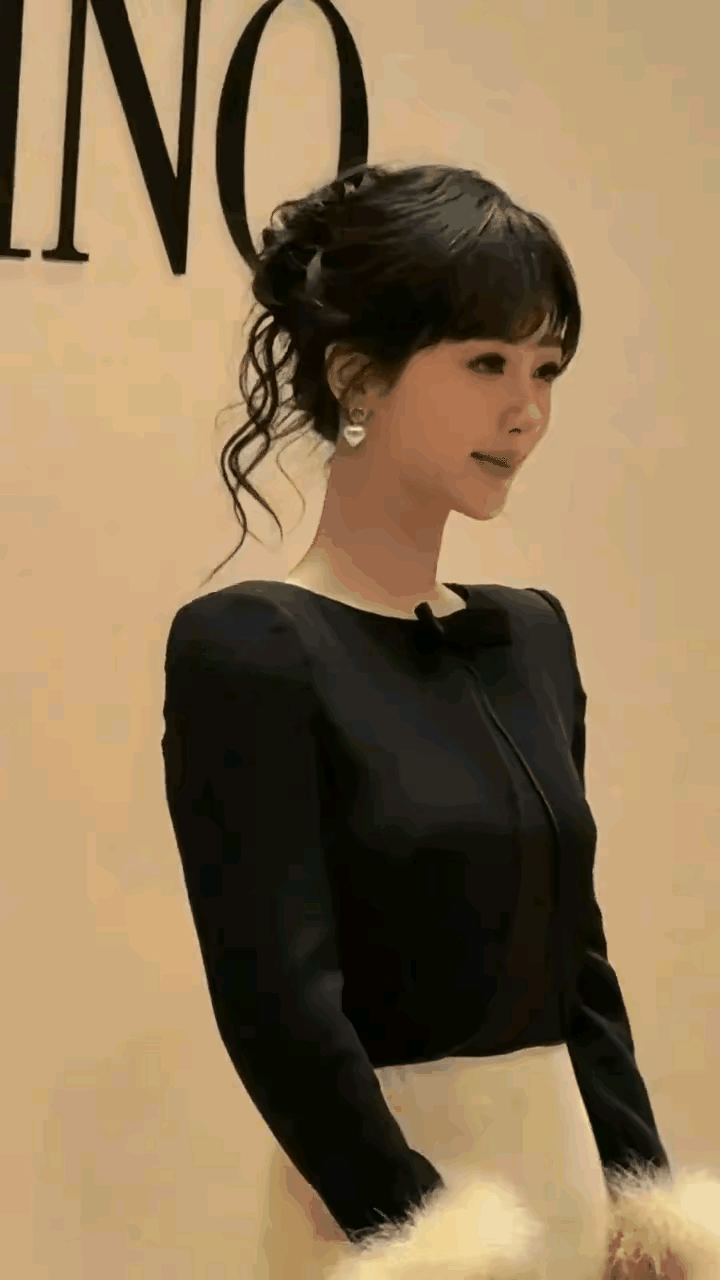 大家看看杨紫的脖子是不是越来越长，脸型越变越小，身材越来越瘦，逐渐向纸片人靠拢。