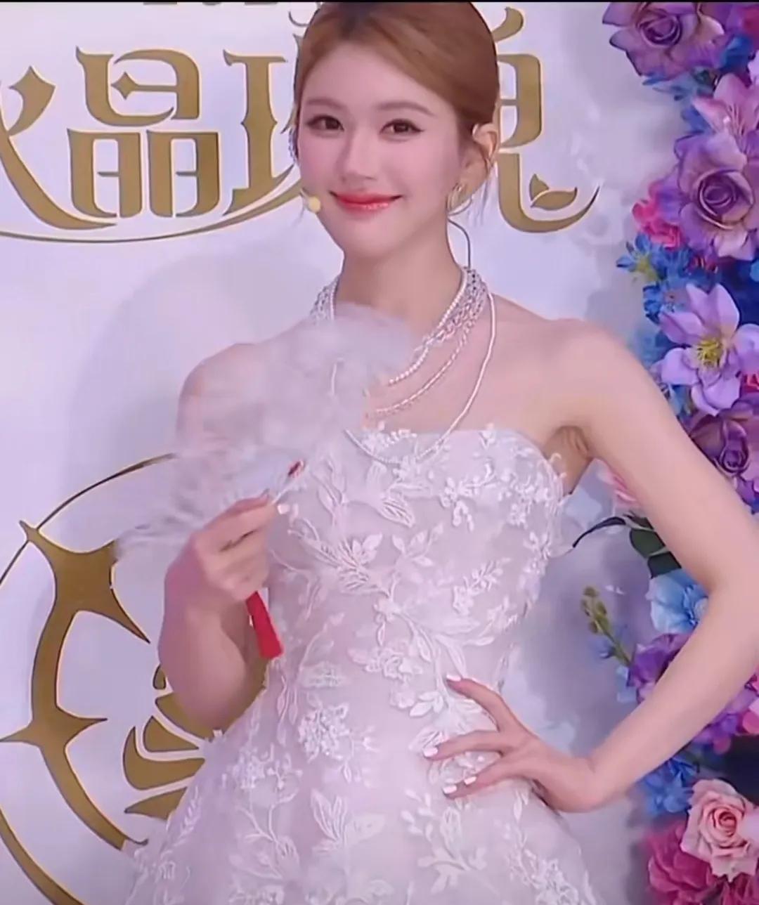 #赵露思水晶玫瑰裙杀疯了！这是什么迪士尼在逃公主昨晚活动现场，赵露思一袭水晶玫