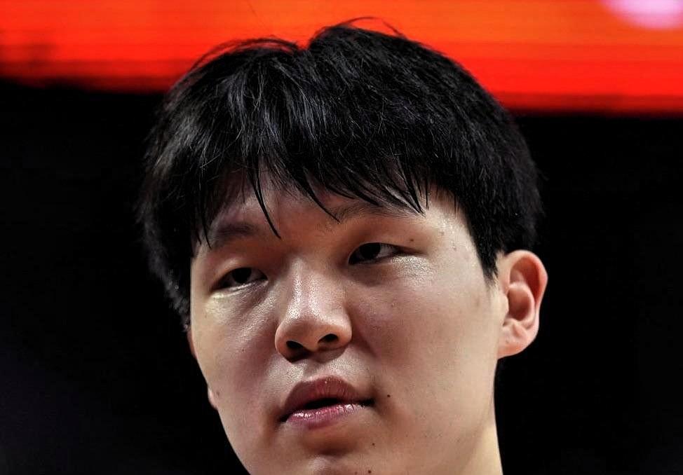 打得不好，连呼吸都是错！杨瀚森打湖人拿1分，赛后带着女友去洛杉矶韩国料理店吃夜宵