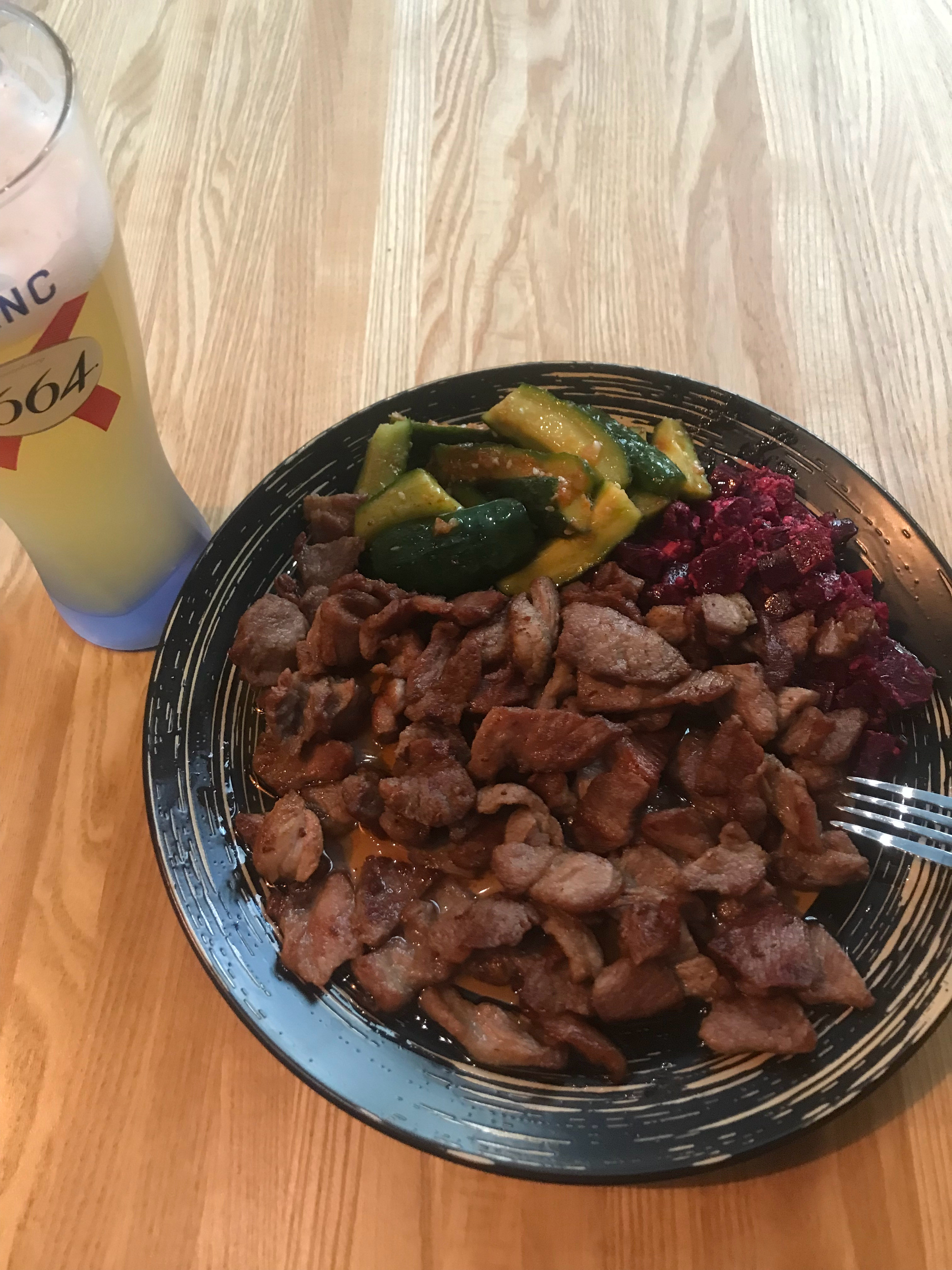 今日晚餐，我们餐厅的黄瓜甜菜，我自己做的小炒肉。乌克兰·基辅