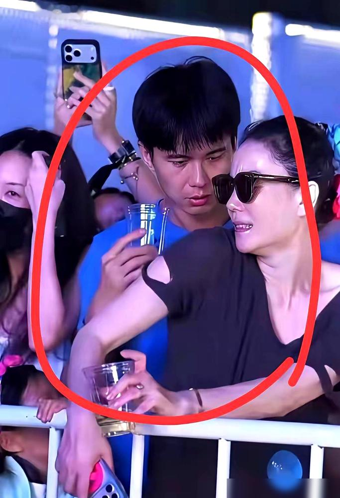 你以为王菲挑眉侧身是嫌弃男闺蜜？根本不是！这事发生在阿那亚虾米音乐节，跟王菲认识16年的好友Ryan