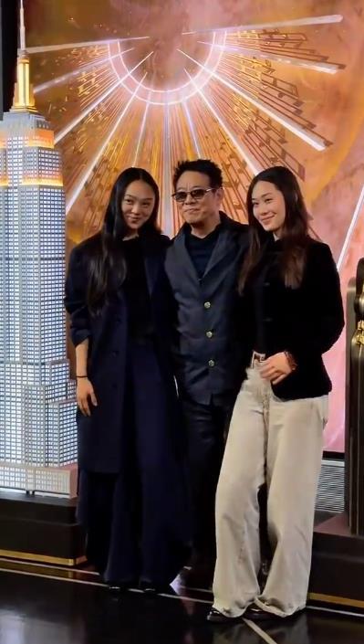 最近李连杰带着两个女儿去宣传自己的新书，他如今看上去非常的精神，气质也很出众。