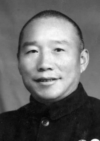 1948年，国军的一名伙夫和大部队走散了，被解放军拦下。解放军看他年纪大，便发了
