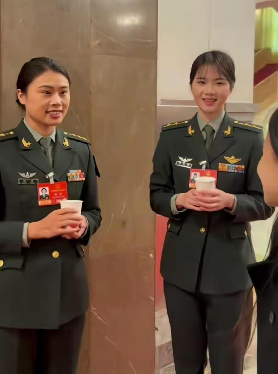 英姿飒爽的一个上尉，一个中尉，能认出这两位的，肯定是妥妥的资深军迷了！她们一