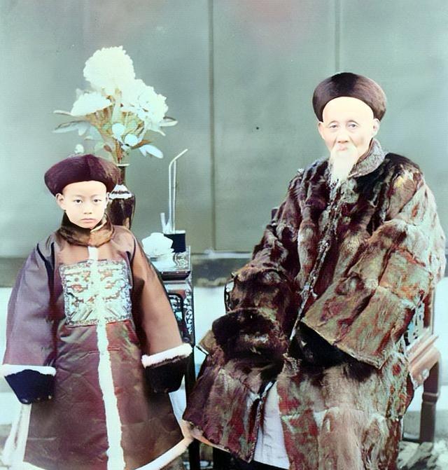 这是军机大臣王文韶与自己的孙子。王文韶与孙子下棋时，孙子连输三局后哭闹。王文韶提