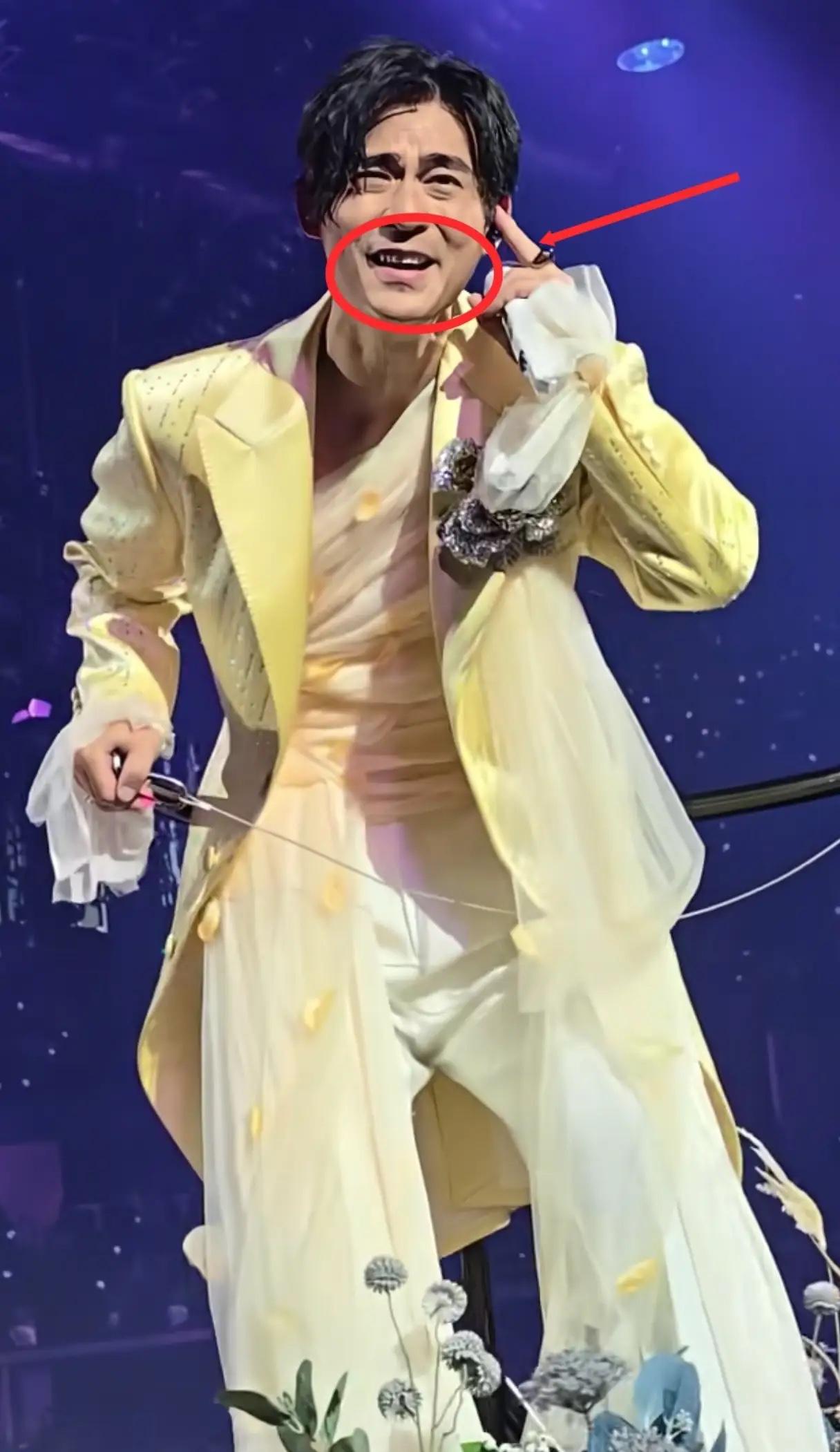 终于搞明白为什么昨天的F4演唱会上，周渝民一直用手指堵着嘴了！刷到现场视频