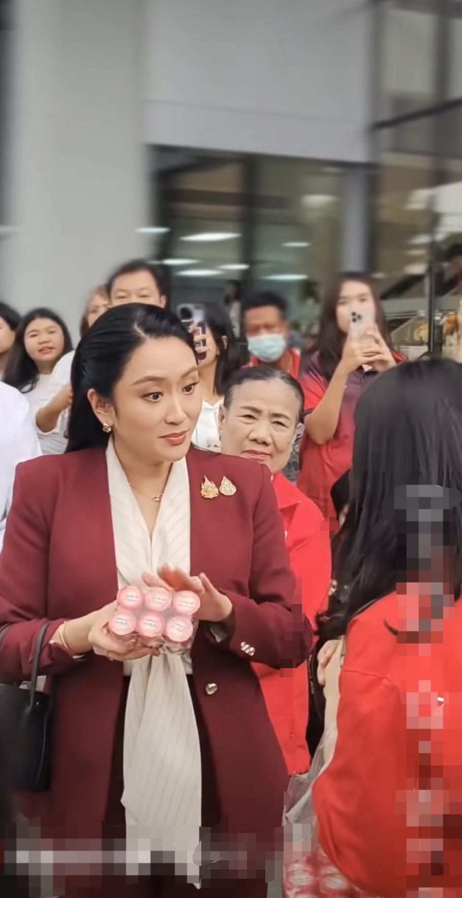 佩通坦虽然不是泰国总理了，大家依然喜爱她！筹备选举动员工作演讲完毕，走出为泰党办