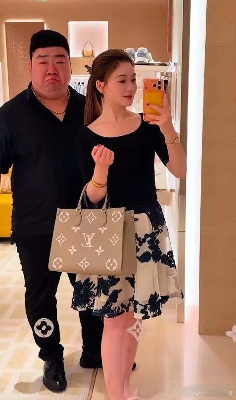 大哥你最好不要破产，不然你坐飞机都追不上嫂子！