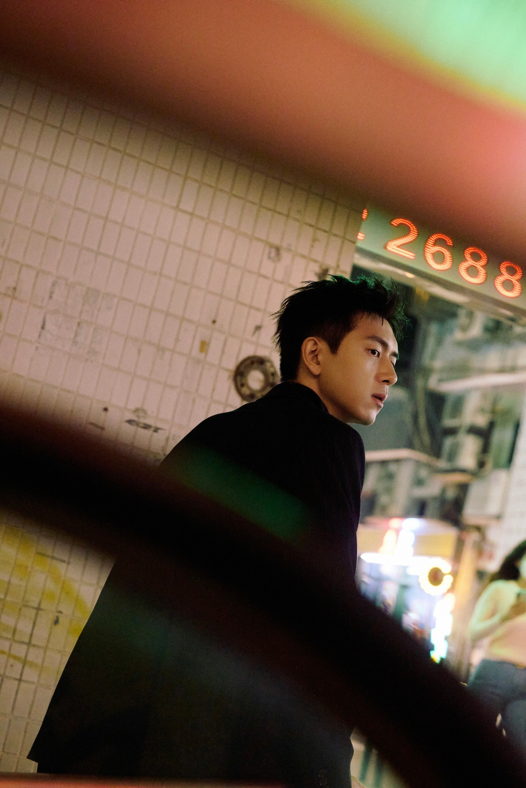 李现奖杯烫手李现拿奖杯像烫手似的想赶紧递出去好憨🥺