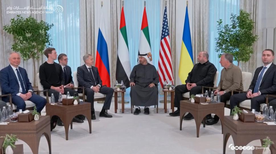 乌克兰-美国-俄罗斯的谈判代表在阿联酋美国特使维特科夫坐在乌克兰国防秘书乌梅