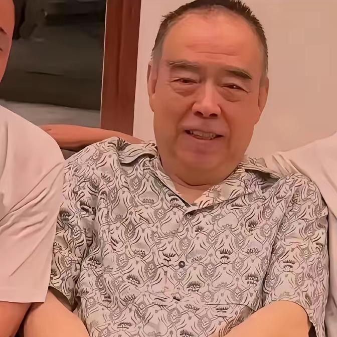 陈凯歌说，我现在老了，74了，平时就跟我老伴陈红在三亚住住。