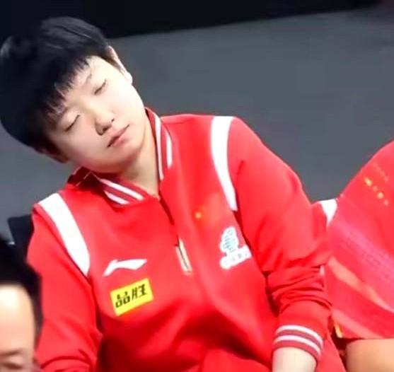 开会打瞌睡，莎莎的困不是懒莎莎坐在领导正对面，眼皮打架，却没人责怪。队里知道