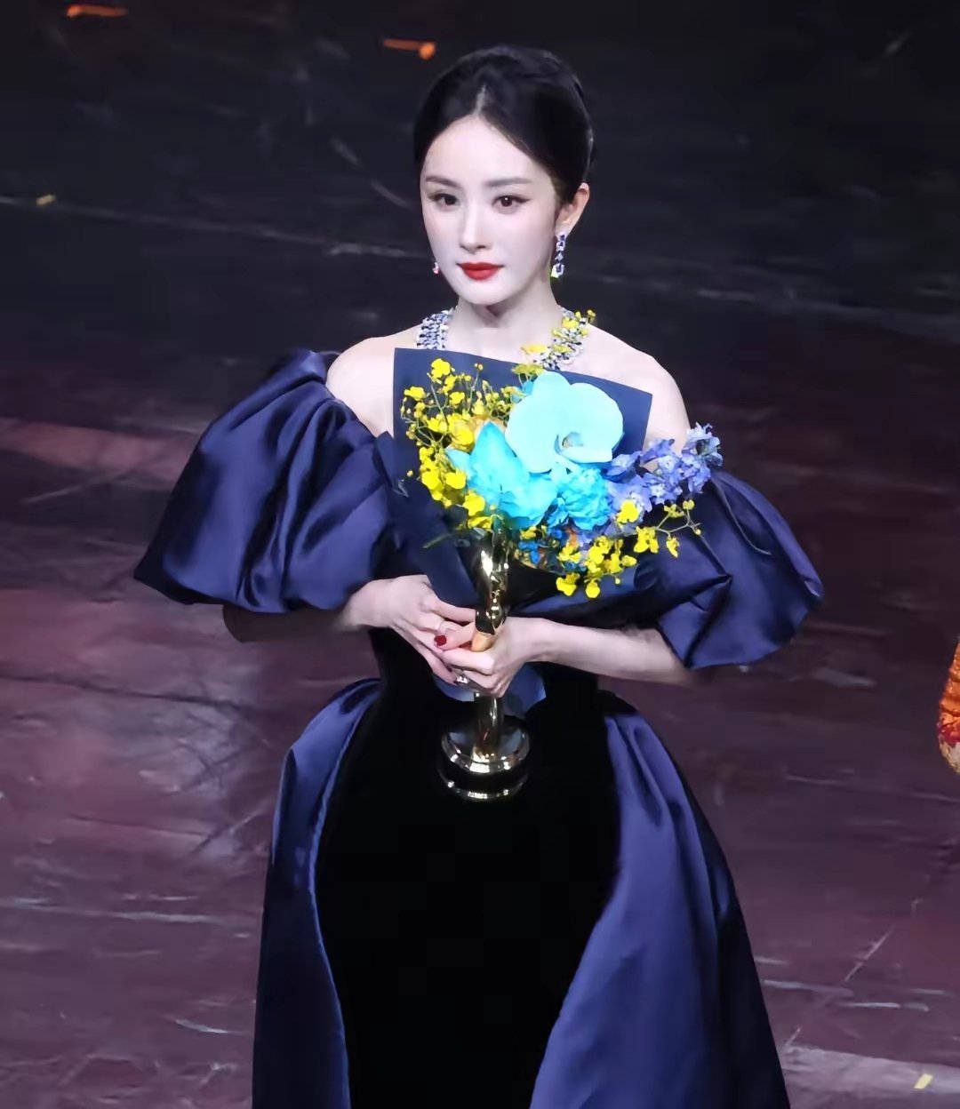 看杨幂在微博之夜的那两幕，真让人心里五味杂陈。本以为到了她这个咖位，怎么着也是众