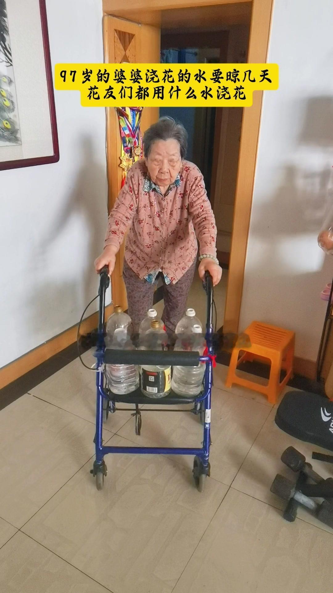 每次浇花都愁自来水有漂白剂？其实有个简单法解决，静置发酵一周就好啦～每次给花