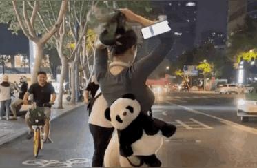 这样好身材和长相都是极品的女生，估计不开跑车和豪车都追不上啊。她回眸一...