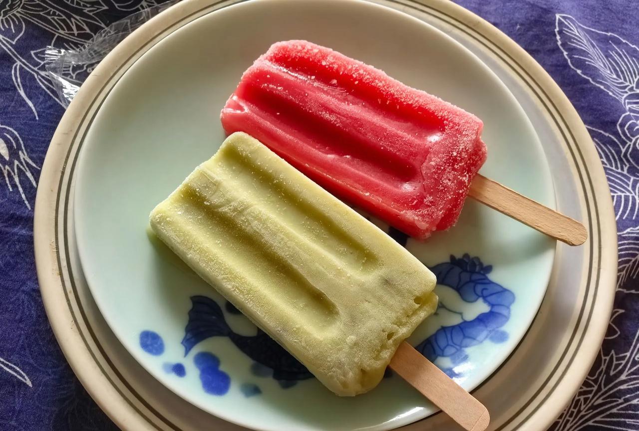天太热了，火炉一样，从来不贪凉的我，从冰箱拿出2支冰淇淋，在30度的高温下吃感觉