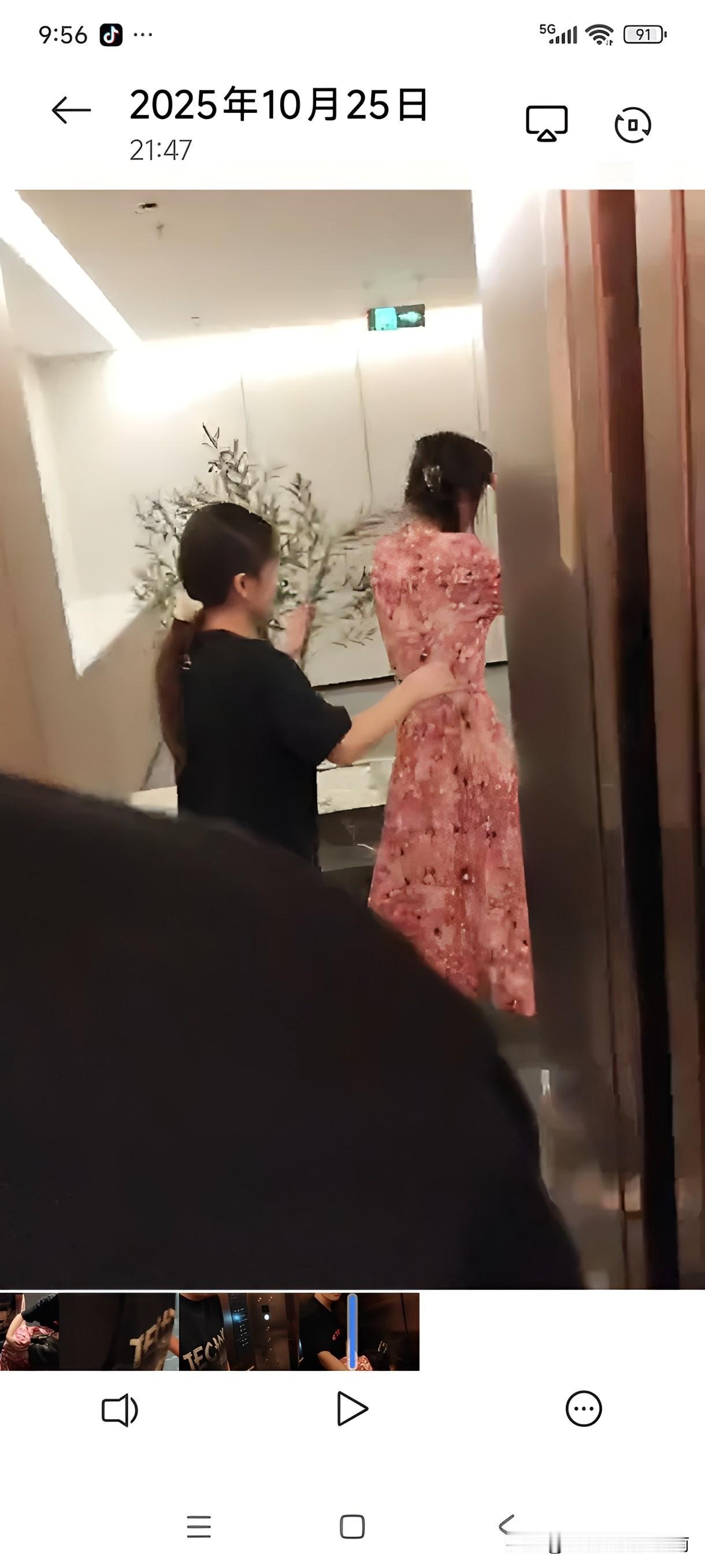 天哪，人都“瘫”了，这得喝了多少八加一啊？半夜了，前台小姐姐说有客人喝多了，需