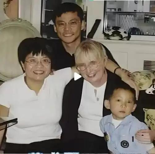 李国庆和俞瑜还有儿子李成青一家三口的昔日温馨合影！看得出来，一家人以前还是非常