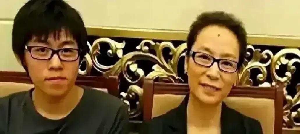 周野芒和奚美娟被自媒体硬凑成八十年代地下情侣，连孩子DNA报告都P出来了。俩人