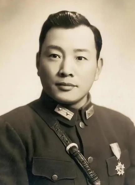 1949年，国军79军军长方靖兵败被俘，本打算举枪自尽，但一想到20岁的妻子，立