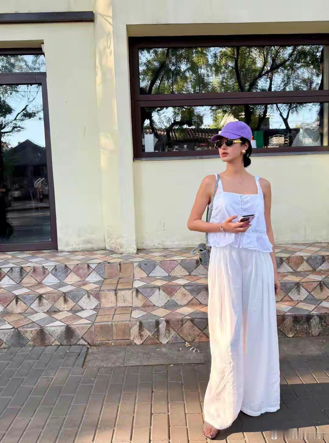 杨采钰香港待产，而后回到福建坐月子，如今出了月子又马不停蹄返回北京工作。看她现