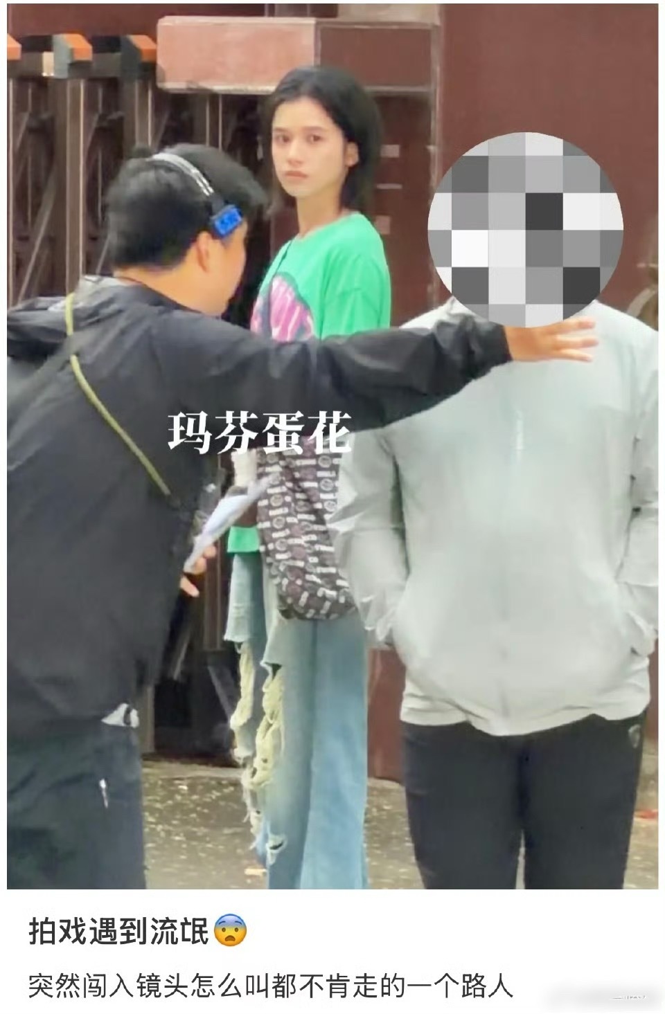 张婧仪拍戏遇到赶不走的路人张婧仪拍戏遇到了怎么都赶不走的路人，也是没招了……