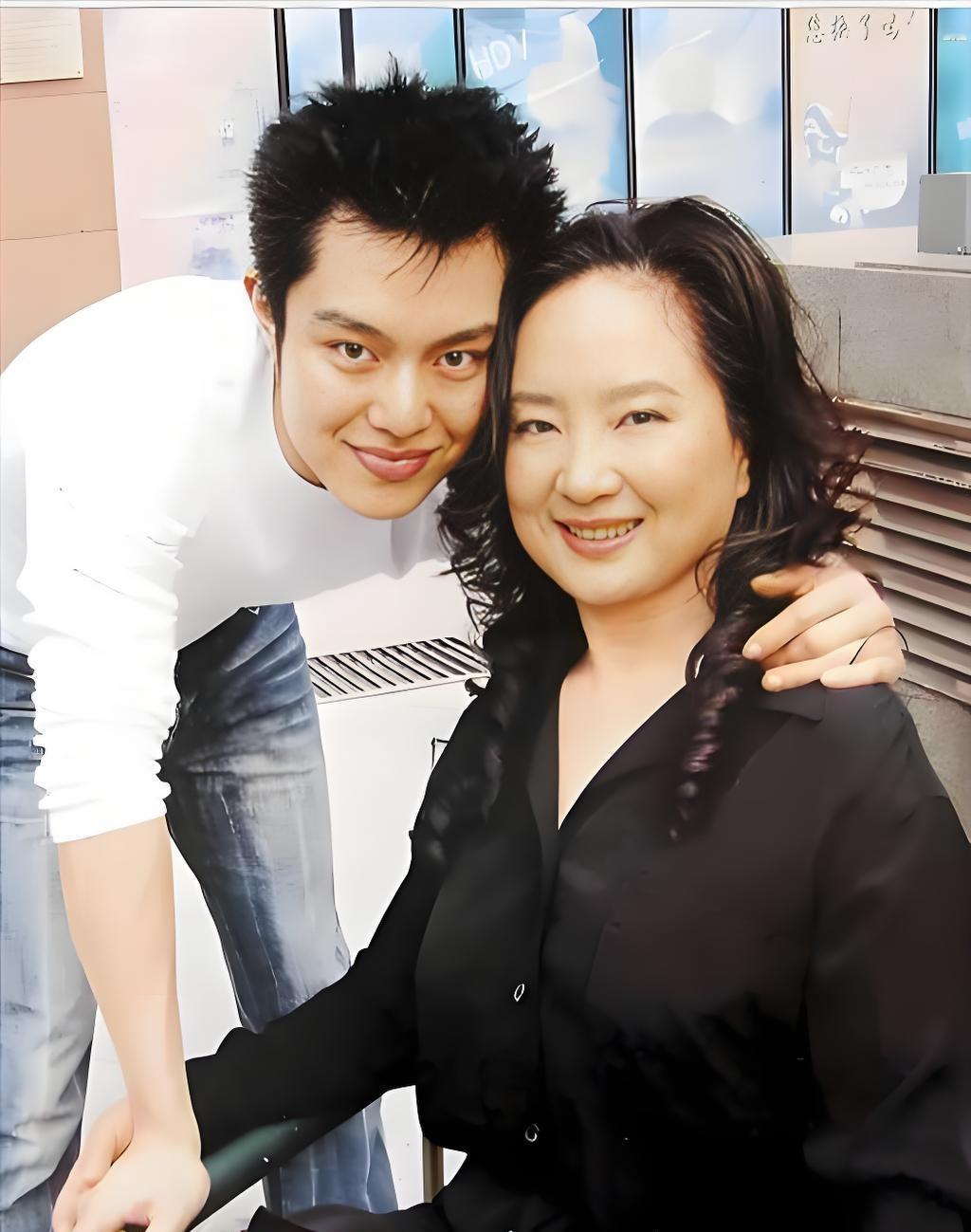 她儿子一张明星脸，却没进娱乐圈。当年“北影三枝花”里最艳的那一枝，张金玲，在《