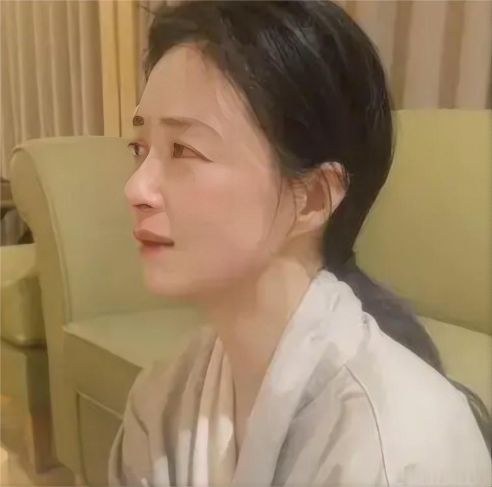 蒋欣瘦成骨头后大哭：人到中年，连吃饱都成了奢侈。11月的一个深夜，手机突然推来一