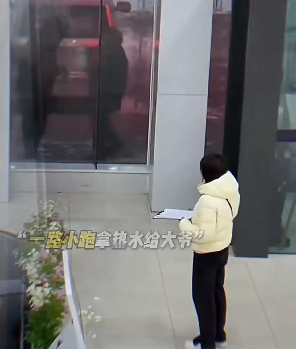 就在那一瞬间，所有的节奏都被打断了。销售员刚刚为顾客详细介绍完车子的性能、价格、